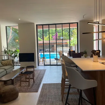 Chai Et Cuve A Vin De 1907 En Вилла