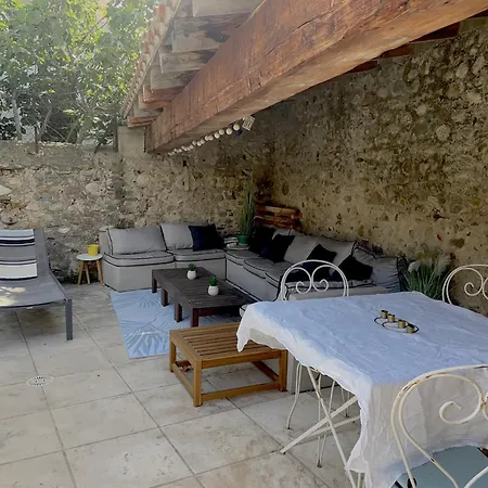 Chai Et Cuve A Vin De 1907 En Вилла Ий-сюр-Те